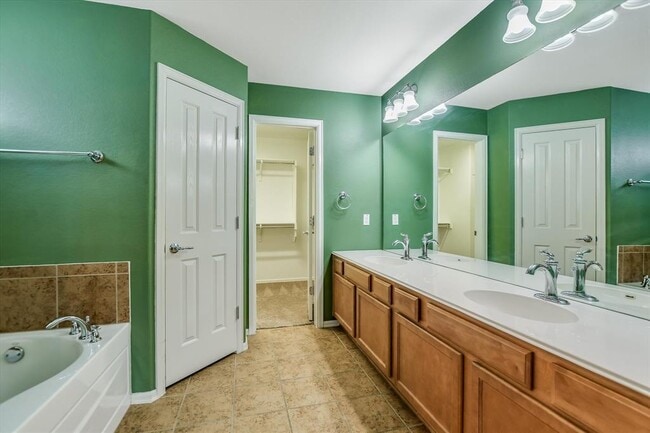 Building Photo - 516 Lark St