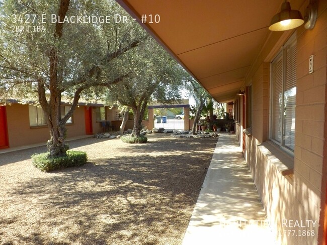 Building Photo - Lovely 2Bed/1Bath with a Community Pool in...