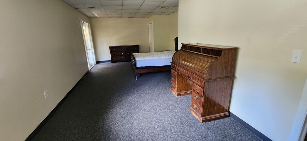Unit 40 Room For Rent - 324 Valley St