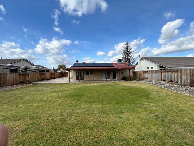 Building Photo - Beautiful NW home w/ SOLAR! 3bd+2ba $2,600!!