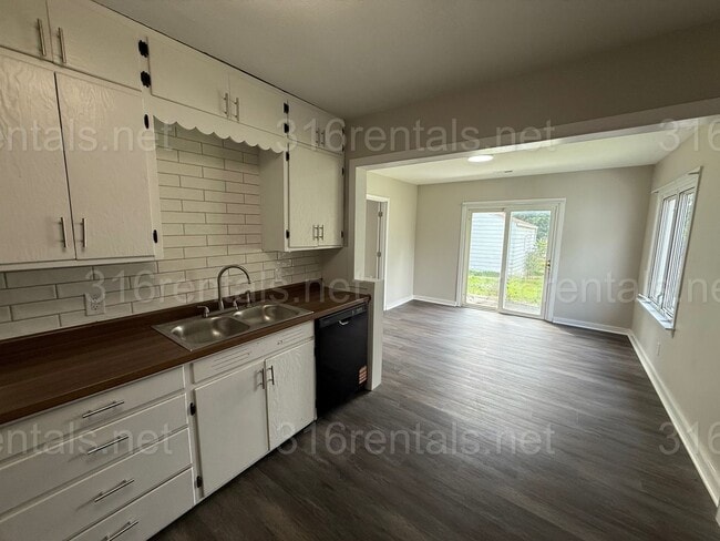 Building Photo - $1245 - 4 bedroom / 1 bathroom - Beautiful...