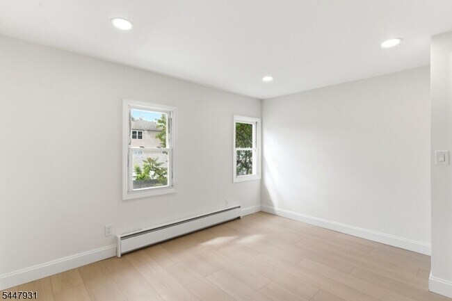 Building Photo - 475 Burnside St