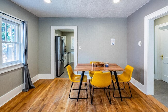 Building Photo - 722 Marquette Ave NW