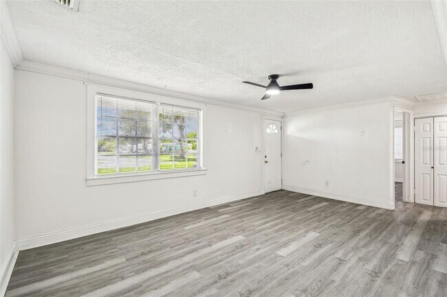 Building Photo - 1833 Knollwood Dr