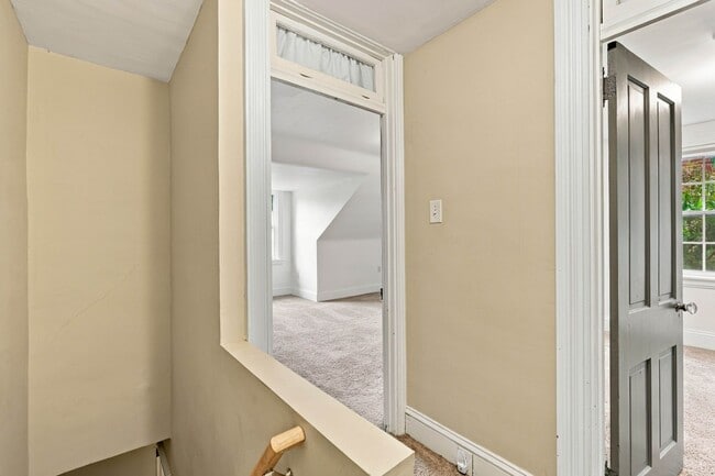 Building Photo - 129 E Clay St