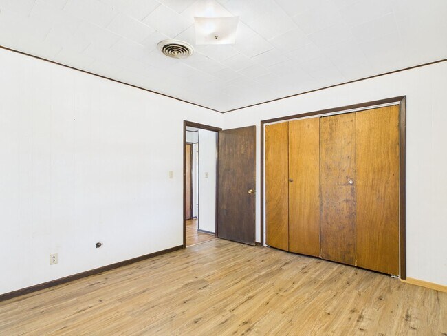 Building Photo - 126 Northwest Dr