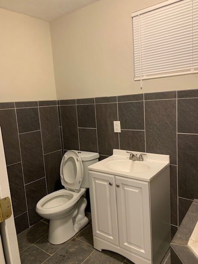 Building Photo - 3 bedroom 3 bath house in Midtown!! Available July 2026!