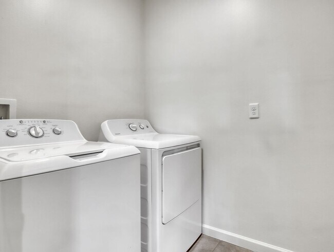 Building Photo - 7508 Tourmaline Dr