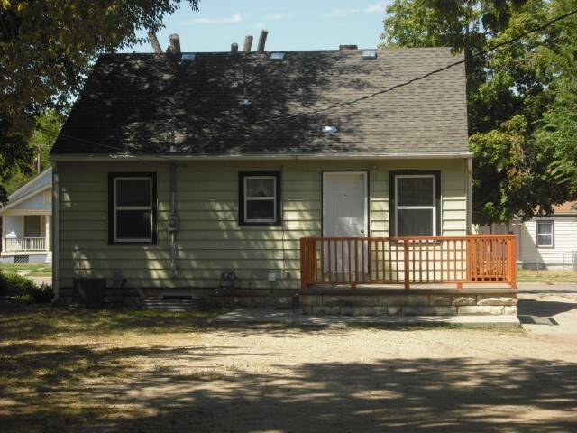 Building Photo - Great Home with Lots of Character