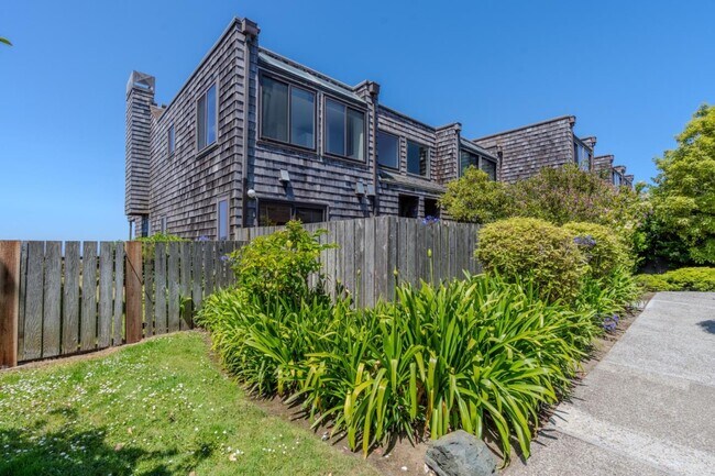 Building Photo - 262 Beachview Ave
