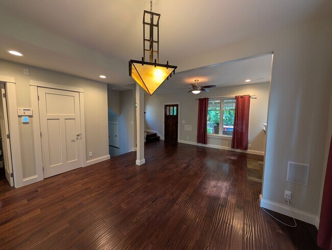 Building Photo - Beautiful 3 Bedroom House right across from City Park