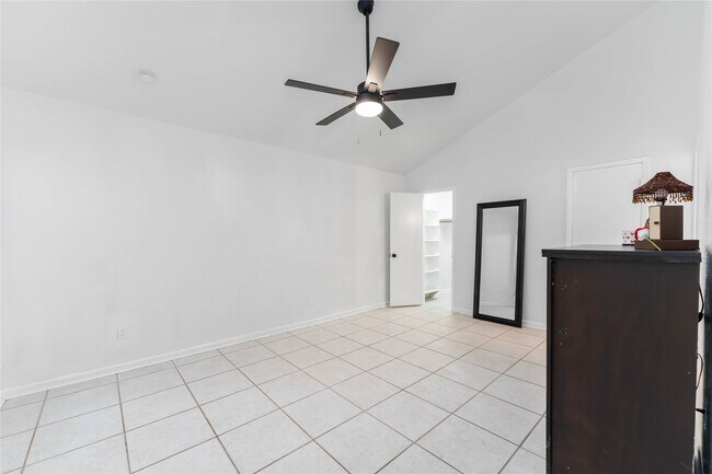 Building Photo - 13911 Hollowgreen Dr