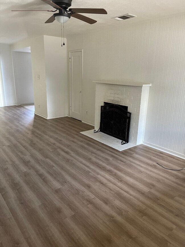 Building Photo - 3 BD/ 1BATH HOUSE LOCATED NEAR DOWNTOWN VA...