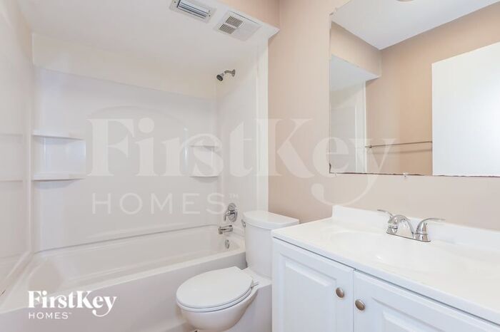 Building Photo - 1827 Driftwood Cir S