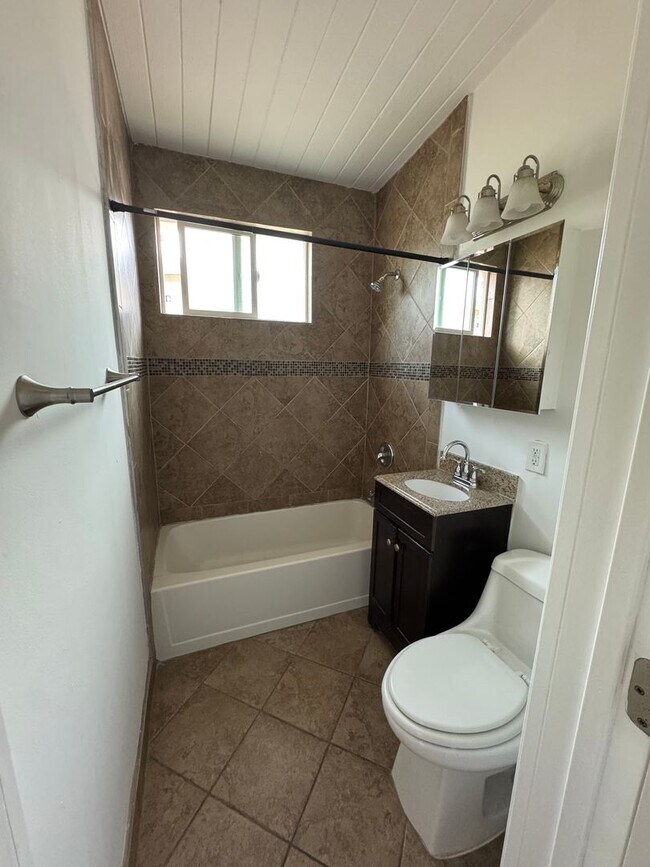 Building Photo - Comfortable 1-Bedroom in Gardena with Park...