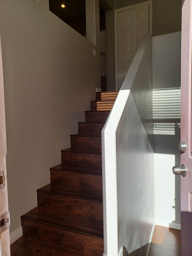 Building Photo - Spacious Tri-Level Home with 4 Bedrooms & ...