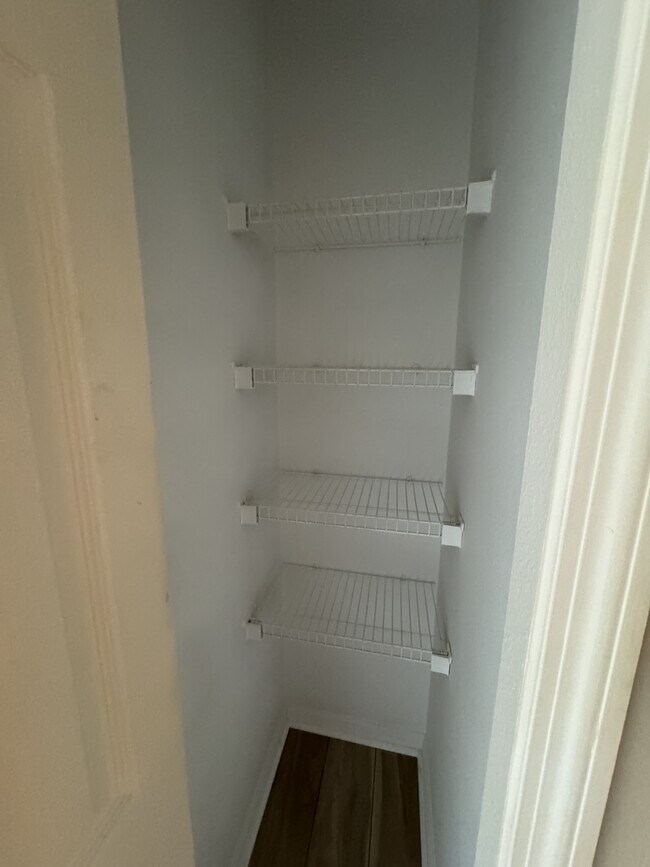 Building Photo - 5100 Mentmore Ave