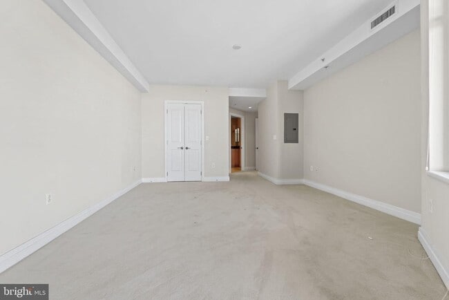 Building Photo - 8220 Crestwood Heights Dr