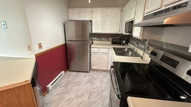 Building Photo - Now Available | 2 Bed, 1.5 Bath Townhome i...