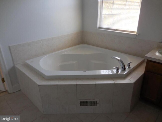 Building Photo - 6 Palmer Ct