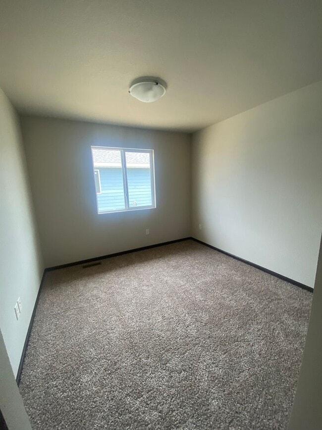 Building Photo - 5 BED | 2 BATH | DOUBLE GARAGE | RAPID VALLEY