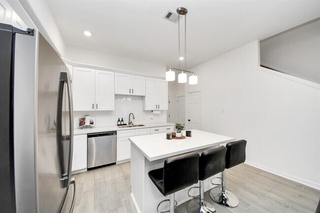 Building Photo - 4613 Ireland St