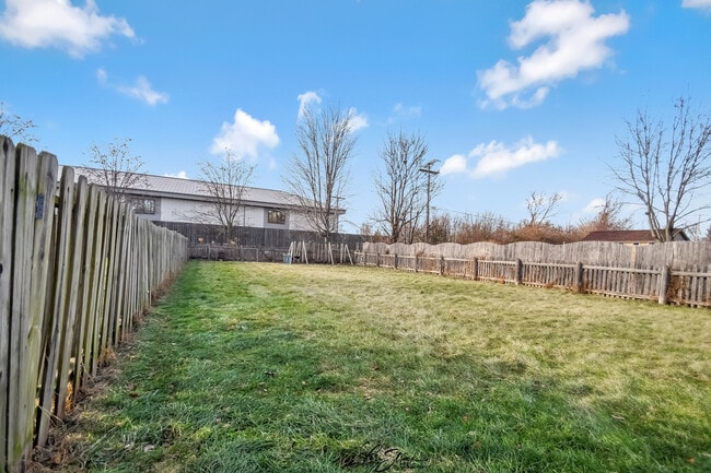 Building Photo - 605 S Raven Rd