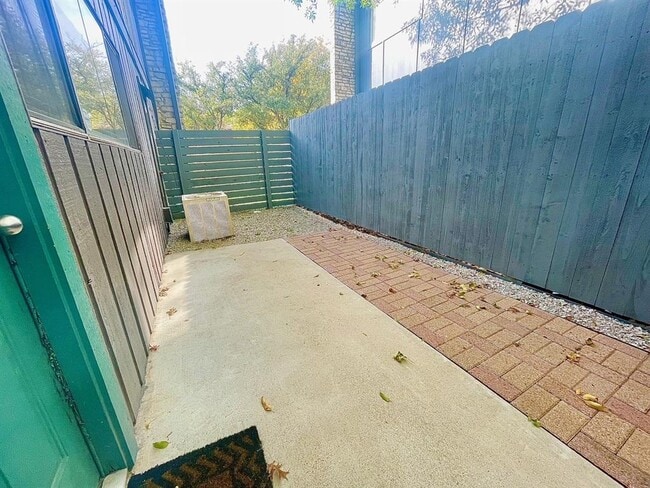 Building Photo - 608 Franklin Blvd