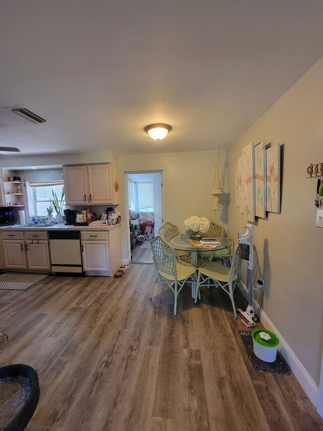 Building Photo - 3340 Beacon Square Dr