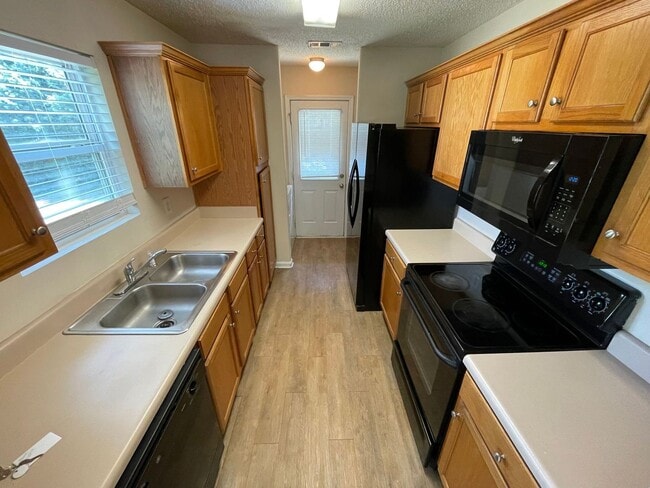 Building Photo - PRE-LEASING FOR AUGUST 2026!