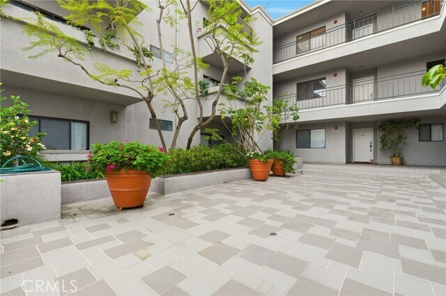 Building Photo - 2219 S Bentley Ave