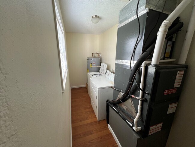 Building Photo - 851 S Jersey St