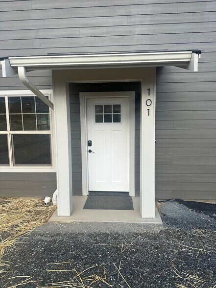 Private entry - 4249 King Mountain Rd