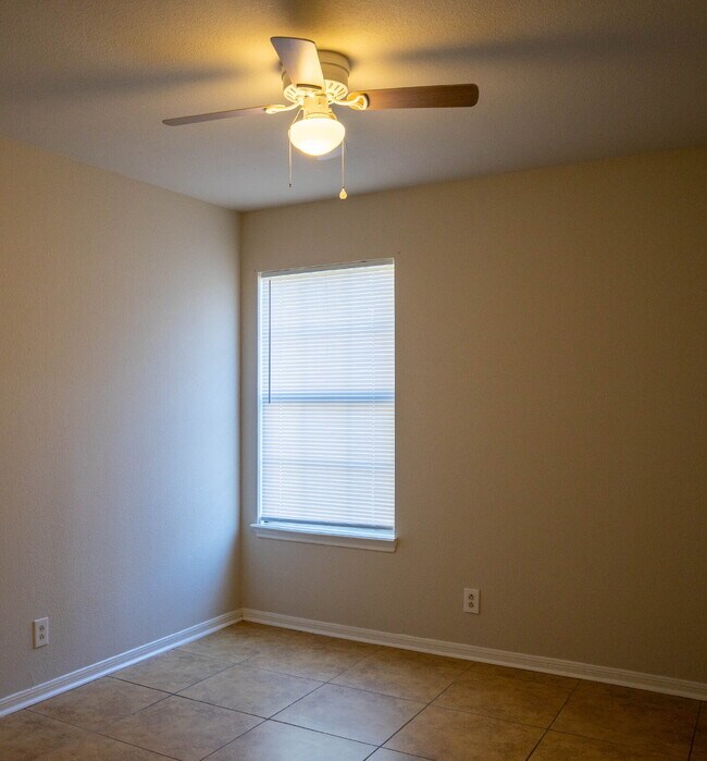 Building Photo - 2402 Lazy Ridge Dr