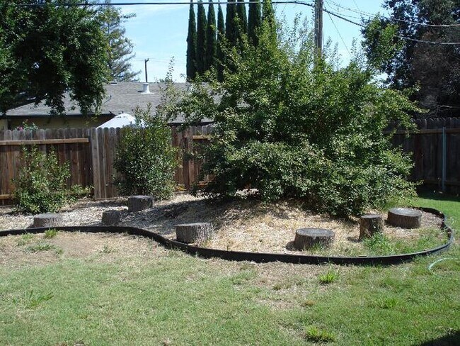 Building Photo - Very Cute 2/1 Duplex on Quiet Street in Sacramento-5402 Mona Way