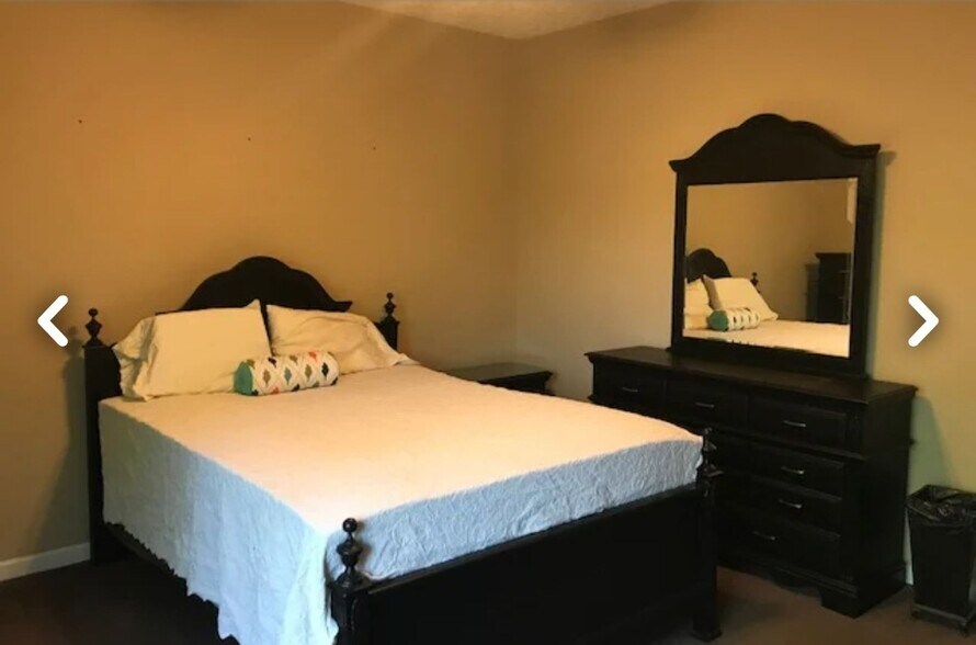 Building Photo - N. Dean Townhome