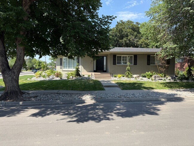 Building Photo - Executive 5-Bedroom Home ten Minutes from the University of Utah and Medical Center!