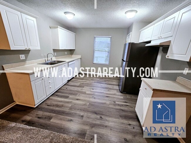 Building Photo - 2 Bedroom 2 Bath Townhouse in North Kansas...