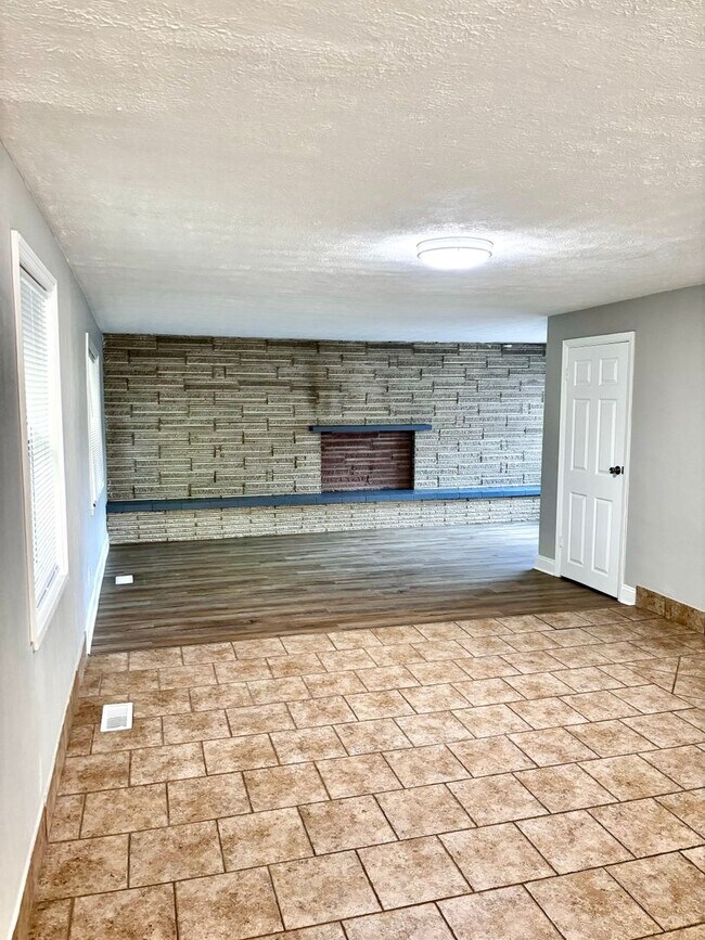 Building Photo - Spacious 3-Bed Townhome with Garage in Day...