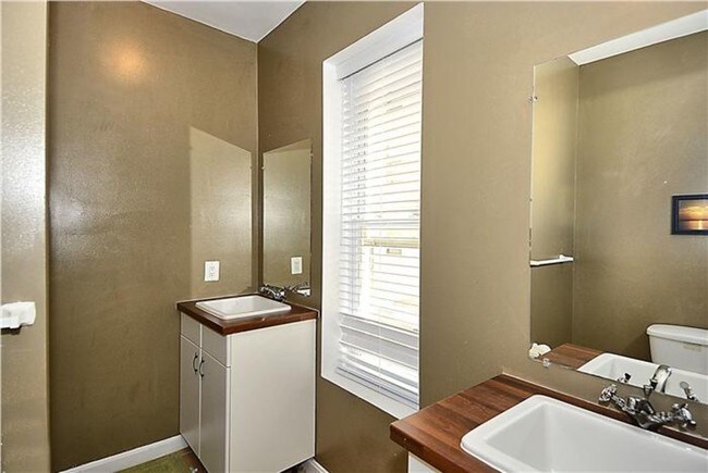 Building Photo - 817 6th St NW