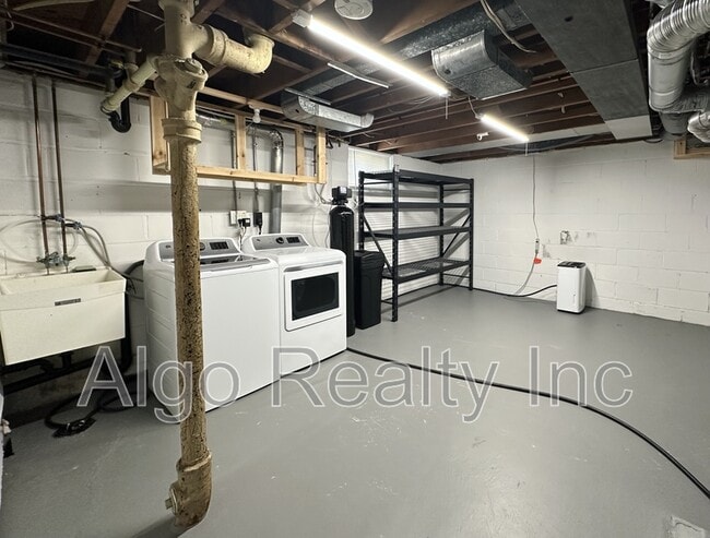 Building Photo - 3616-3616 Kipling Ave