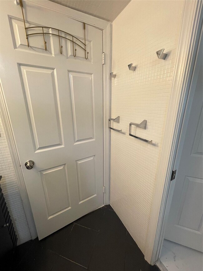 Building Photo - 374 Golfview Rd