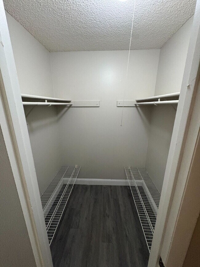 Building Photo - Stylish Remodeled 1BR Condo with Pool & Low HOA – Ideal Winter Park Investment