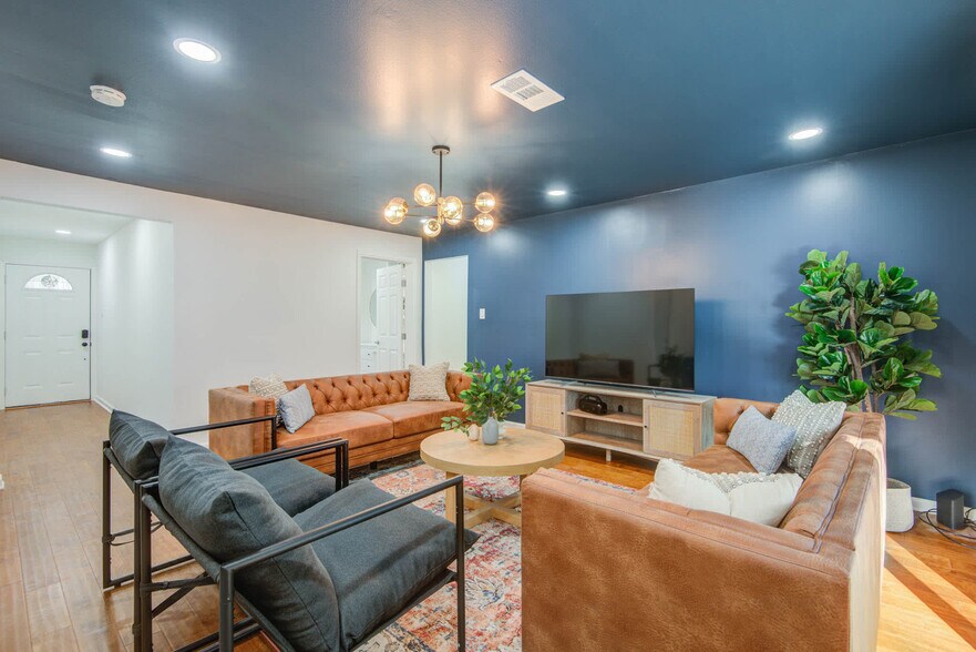 Primary Photo - 9515 Meadowglen Ln