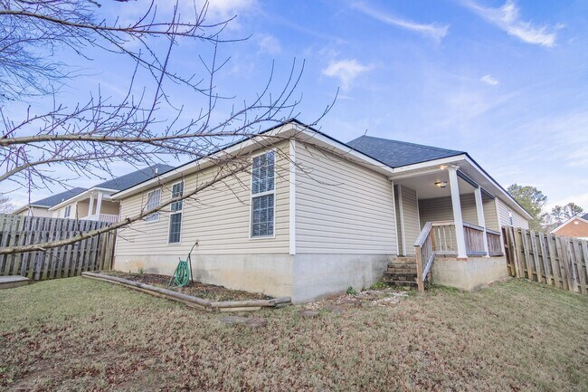 Building Photo - Updated 3 Bedroom Ranch