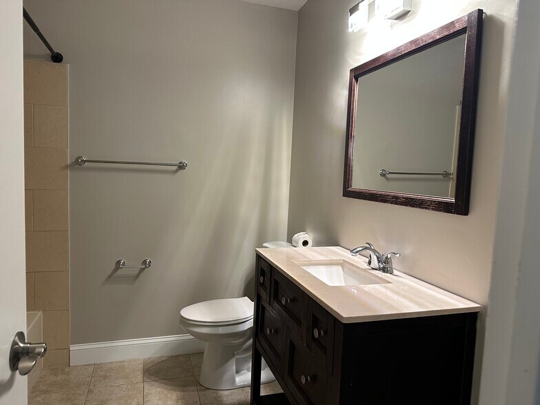 Master Bath - 131 Country Club Dr