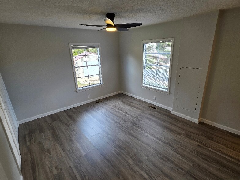 Building Photo - 57 Benchmark Dr