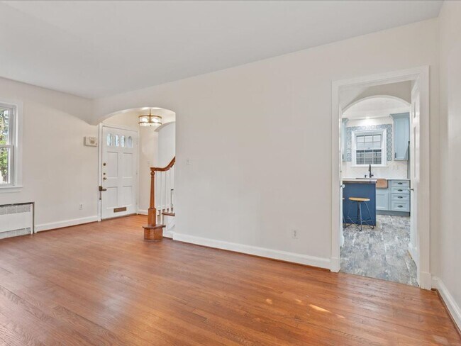 Building Photo - Vintage home with Modern finishes and fenc...