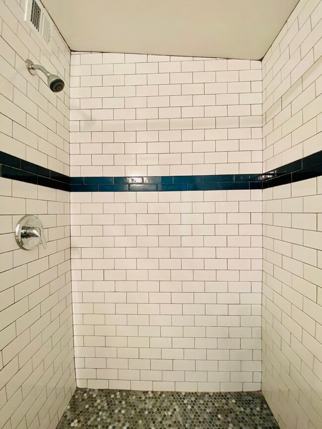 Building Photo - 1/2 Off Month Move In Special! Modern livi...