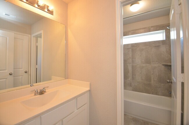 Building Photo - 3502 Gannan Lake Ct